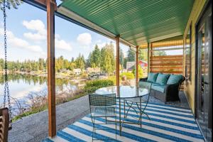 una veranda riparata con tavolo e sedie di Cottage by the Lake-cozy &unique w beautiful views a Lacey