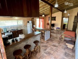 une cuisine et un salon avec un comptoir et des chaises dans l'établissement Punta Avellaneda, à Punta del Diablo