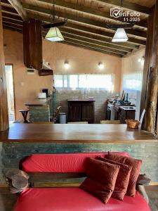 - un bar avec un banc rouge dans une pièce dans l'établissement Punta Avellaneda, à Punta del Diablo 75 autres photos