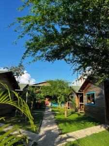 une rue dans un quartier résidentiel avec un arbre dans l'établissement Cabañas La Moraleja Paraíso Costero, à Necoclí