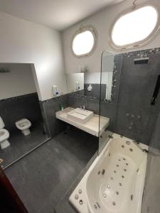 Et badeværelse på perfecta casa en Cordoba + 6 billeder