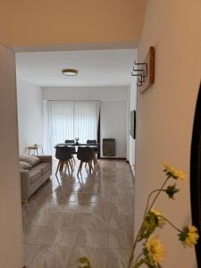 ein Wohnzimmer mit Sofa und Tisch in der Unterkunft Departamento en Chivilcoy in Chivilcoy