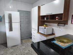 Køkken eller tekøkken på Casa para Temporada em Ubatuba-Piscina Privativa, Churrasqueira e Conforto Completo