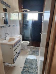 Et badeværelse på Casa para Temporada em Ubatuba-Piscina Privativa, Churrasqueira e Conforto Completo + 13 billeder