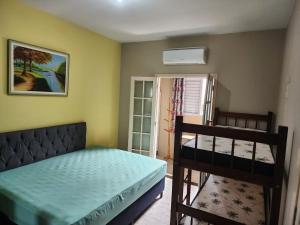 En eller flere senge i et værelse på Casa para Temporada em Ubatuba-Piscina Privativa, Churrasqueira e Conforto Completo