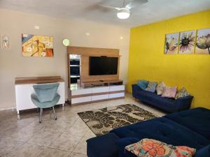 Et tv og/eller underholdning på Casa para Temporada em Ubatuba-Piscina Privativa, Churrasqueira e Conforto Completo