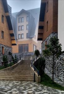 um conjunto de escadas em frente a um edifício em DivčiNova Lunasol em Divčibare