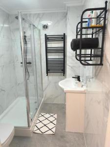 Vannituba majutusasutuses Room for 5 in Zone 2 - Willesden Green