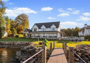 una gran casa blanca con una valla delante en Circle Hollow, en Denver