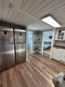 Η κουζίνα ή μικρή κουζίνα στο Cozy apartment on two floors in Ankaregården