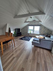 Χώρος καθιστικού στο Cozy apartment on two floors in Ankaregården