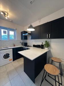 Кухня или мини-кухня в Cozy flat, 2 bedrooms and one living-room, close to Euston Square and Mornington Crescent Stations
 +77 фотографий
