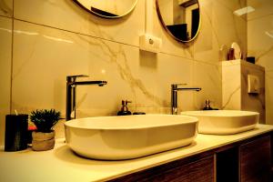 Ένα μπάνιο στο Slavija Central +21 φωτογραφίες