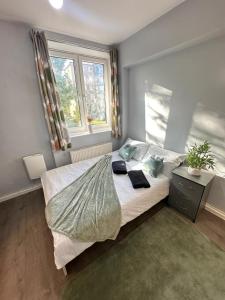 Кровать или кровати в номере Cozy flat, 2 bedrooms and one living-room, close to Euston Square and Mornington Crescent Stations
