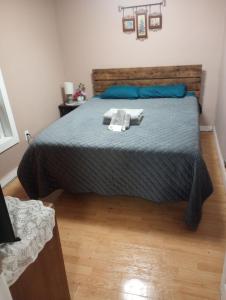 Ένα ή περισσότερα κρεβάτια σε δωμάτιο στο PR near Lourdes and UHS Hospital