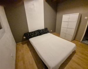 Ένα ή περισσότερα κρεβάτια σε δωμάτιο στο Maison au cœur des vignes