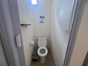 马塔迪圣若昂Hostel Litoral Norte Praia do Forte Bahia的一间小浴室,在摊位设有厕所