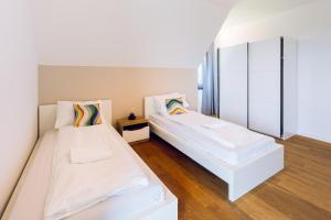 En eller flere senge i et værelse på SudeckaHill Apartaments + 20 billeder