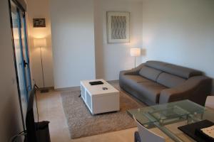 ein Wohnzimmer mit einer Couch und einem Tisch in der Unterkunft Las Olas Denia in Denia