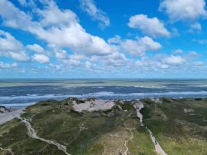 une vue aérienne de l'océan et d'une plage dans l'établissement Luxury Seaside Retreat - By Traum Ferienwohnungen, à Søndervig