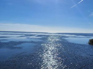 une grande masse d'eau avec la réflexion du ciel dans l'établissement Luxury Seaside Retreat - By Traum Ferienwohnungen, à Søndervig 33 autres photos