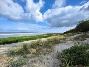 un chemin de terre menant à l'océan sur une plage dans l'établissement 6 person holiday home in Bjert-By Traum, à Binderup Strand