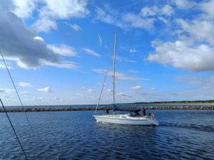 un bateau blanc dans l'eau dans l'établissement 26 person holiday home in Grenaa, à Grenå