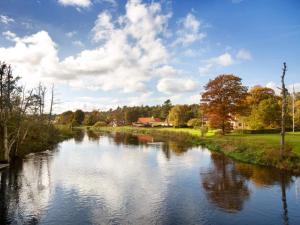 Un río con árboles y nubes en el cielo. en 4 person holiday home in Ans By-By Traum, en Roe
