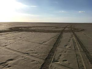 un désert vide avec des traces de pneus dans le sable dans l'établissement 6 person holiday home in Fanø-By Traum, à Fanø 43 autres photos