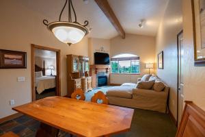ein Wohnzimmer mit Tisch und Couch in der Unterkunft Spacious 2B2B Family Villa Near Park City & Sundance - 5557 in Mound City