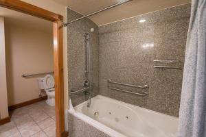 ein Badezimmer mit Badewanne und Toilette in der Unterkunft Spacious 2B2B Family Villa Near Park City & Sundance - 5557 in Mound City + 14 Fotos