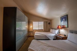 ein Hotelzimmer mit zwei Betten und einem Fenster in der Unterkunft Spacious 2B2B Family Villa Near Park City & Sundance - 5557 in Mound City