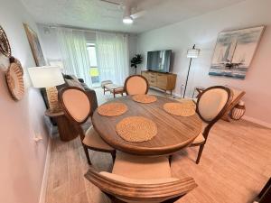 Et tv og/eller underholdning på 2 bedroom St Augustine Beachside Retreat steps to the Beach