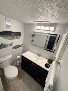 Et badeværelse på 2 bedroom St Augustine Beachside Retreat steps to the Beach