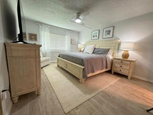 En eller flere senge i et værelse på 2 bedroom St Augustine Beachside Retreat steps to the Beach + 26 billeder