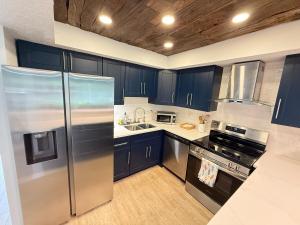 Køkken eller tekøkken på 2 bedroom St Augustine Beachside Retreat steps to the Beach