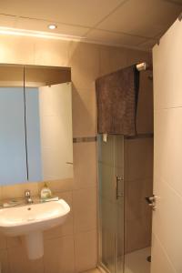 ein Badezimmer mit Waschbecken und Dusche in der Unterkunft Las Olas Denia in Denia