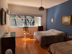 une chambre avec deux lits et une fenêtre dans l'établissement Napoles Clasico, à Mexico