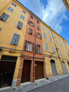 Το κτήριο όπου στεγάζεται  το διαμέρισμα +4 φωτογραφίες