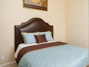 Voodi või voodid majutusasutuse Venice Beach Getaway Steps from the Ocean Marina and Boardwalk toas