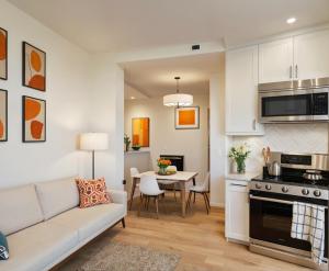 Köök või kööginurk majutusasutuses Venice Beach Getaway Steps from the Ocean Marina and Boardwalk +36 fotot