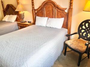 una camera con due letti e una sedia di Double Queen Getaway at Zermatt Resort Near Park City - 3070 a Mound City Altre 13 foto