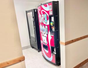 due distributori automatici sono in piedi uno accanto all'altro di Double Queen Getaway at Zermatt Resort Near Park City - 3070 a Mound City
