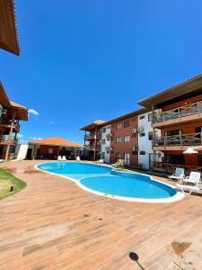une piscine au milieu d'un immeuble dans l'établissement FLAT 104 Luis Correia Vila Atlântida, à Luis Correia