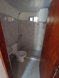 une petite salle de bain avec toilettes et douche dans l'établissement Cábañas cielos Del jaure, à Jaureguiberry