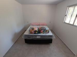 Cette petite chambre comprend un lit d'angle. dans l'établissement Cábañas cielos Del jaure, à Jaureguiberry