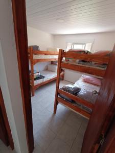 - une chambre avec 2 lits superposés dans une maison dans l'établissement Cábañas cielos Del jaure, à Jaureguiberry