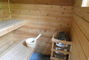 Una sauna de madera con inodoro y escalera. en Catskill Rose Lodging & Dining, en Mount Tremper