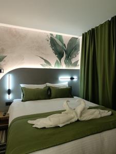 Un cisne hecho de toallas en una cama en PARK INN, Bugojno, en Bugojno 42 fotos más