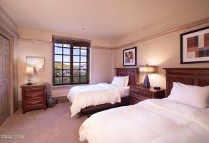 Postel nebo postele na pokoji v ubytování Park Plaza #304 - Beaver Creek 2-Bed Over Ice Rink